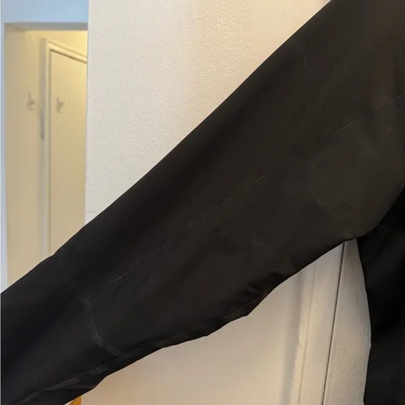 Patagonia Black Performance Jacket with Hood and Lightweight Design - Picture 8 of 13